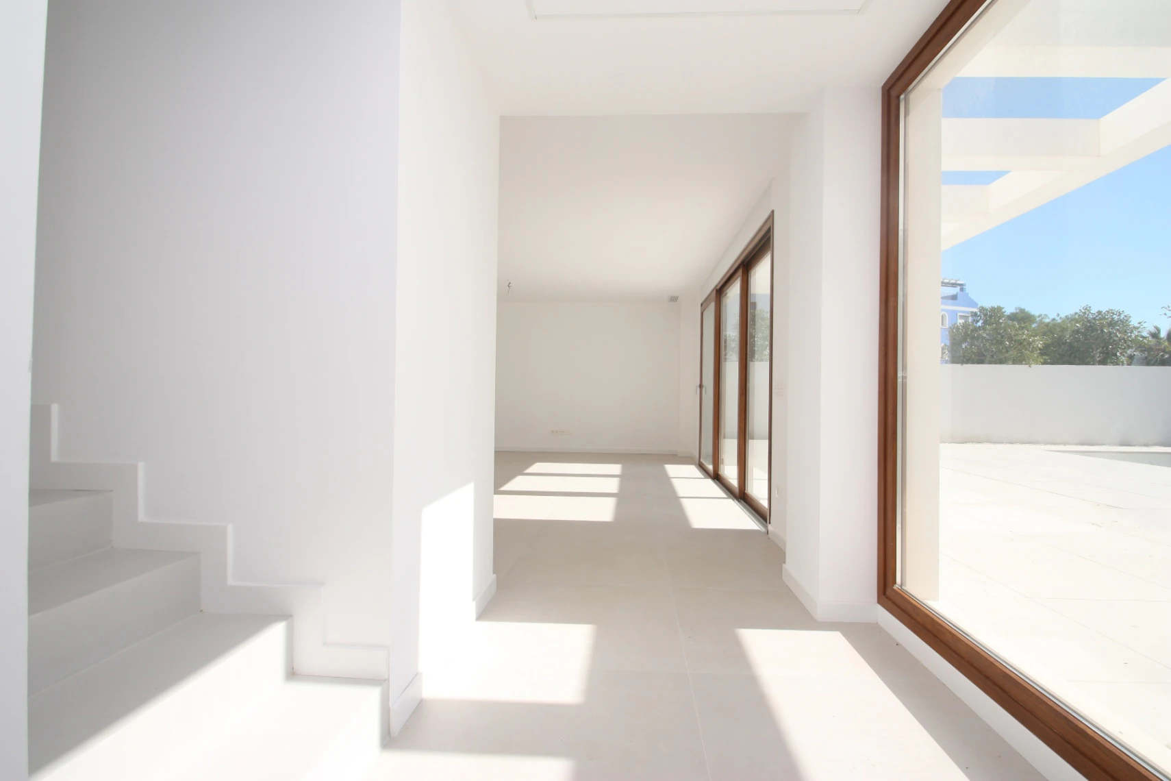 VILLA MODERNA DE 4 DORMITORIOS, CAMINANDO HASTA LA PLAYA DEL ARENAL, CALPE