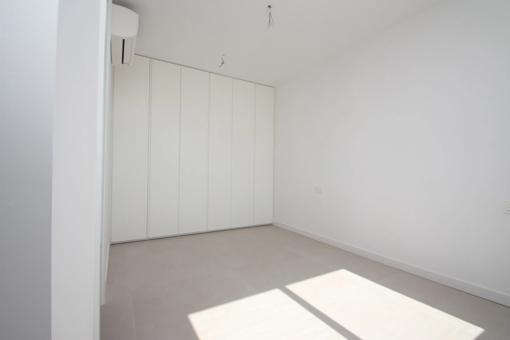 VILLA MODERNA DE 4 DORMITORIOS, CAMINANDO HASTA LA PLAYA DEL ARENAL, CALPE