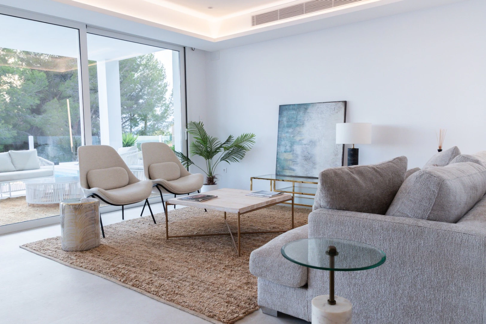 Exclusiva Villa Moderna con Vistas al Mar al Pie de la Sierra Bernia – Altea | 3 Dormitorios, Piscina y Vistas Panorámicas