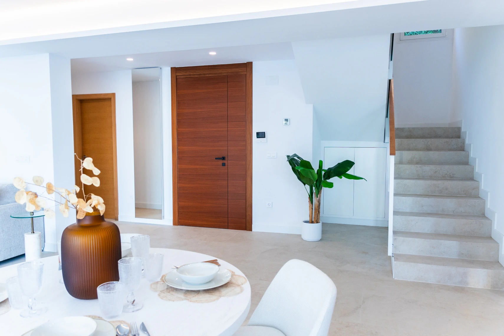 Exclusiva Villa Moderna con Vistas al Mar al Pie de la Sierra Bernia – Altea | 3 Dormitorios, Piscina y Vistas Panorámicas