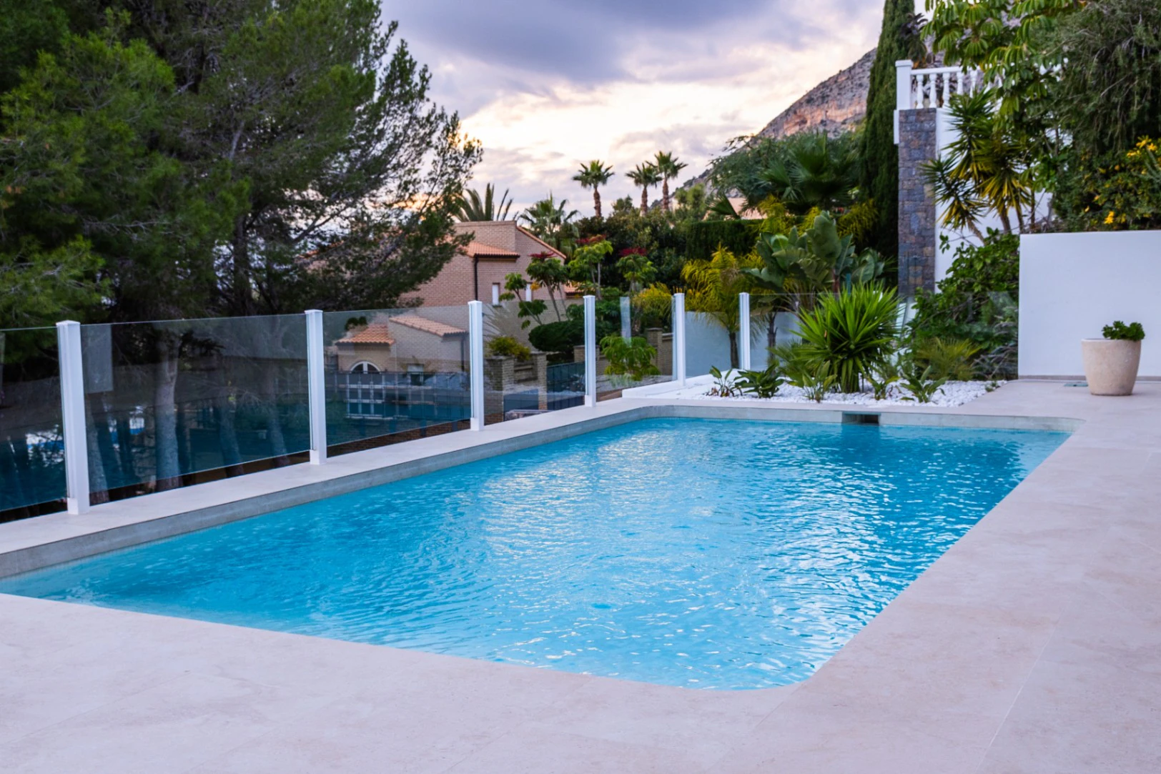 Exclusiva Villa Moderna con Vistas al Mar al Pie de la Sierra Bernia – Altea | 3 Dormitorios, Piscina y Vistas Panorámicas