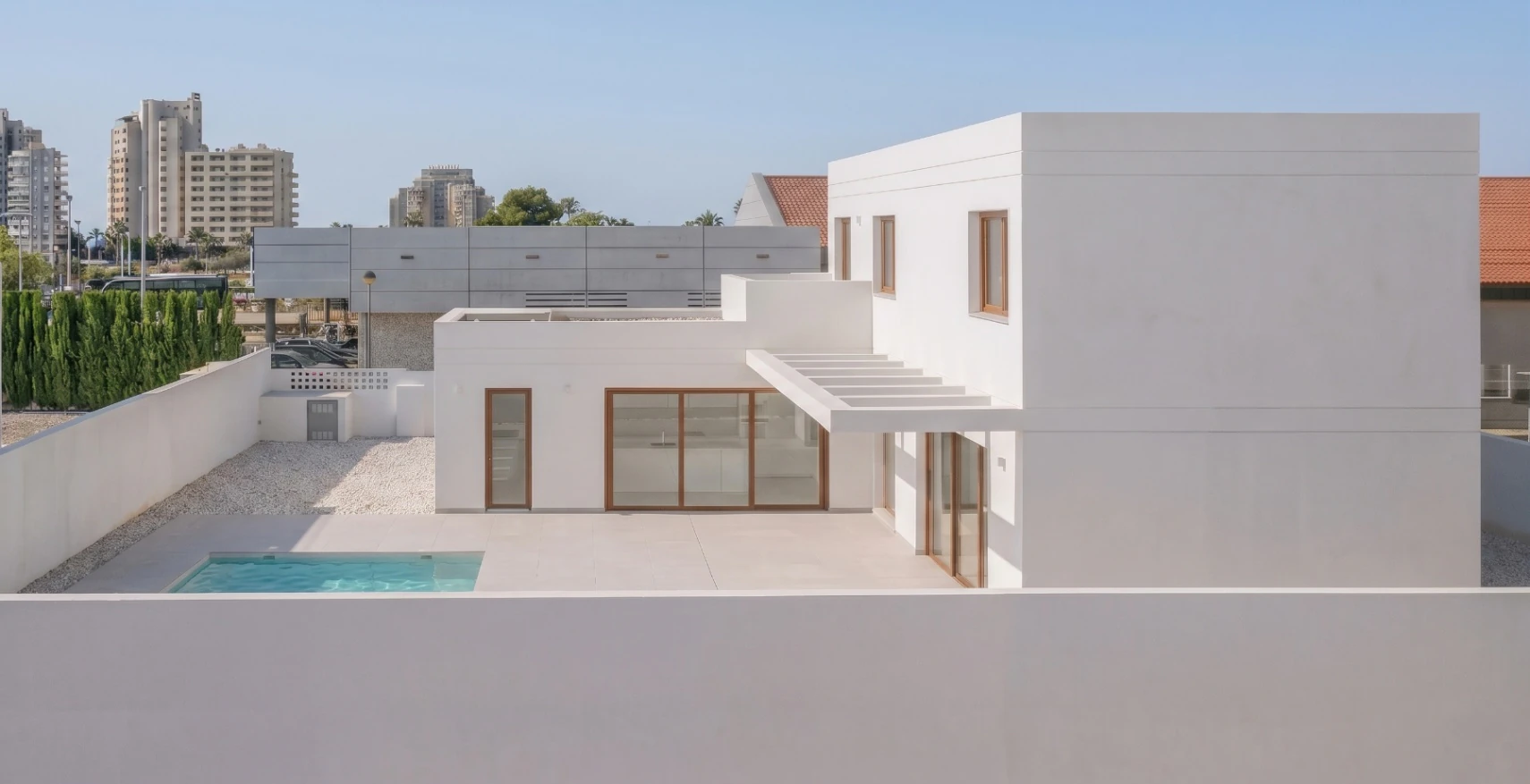 VILLA MODERNA DE 4 DORMITORIOS, CAMINANDO HASTA LA PLAYA DEL ARENAL, CALPE