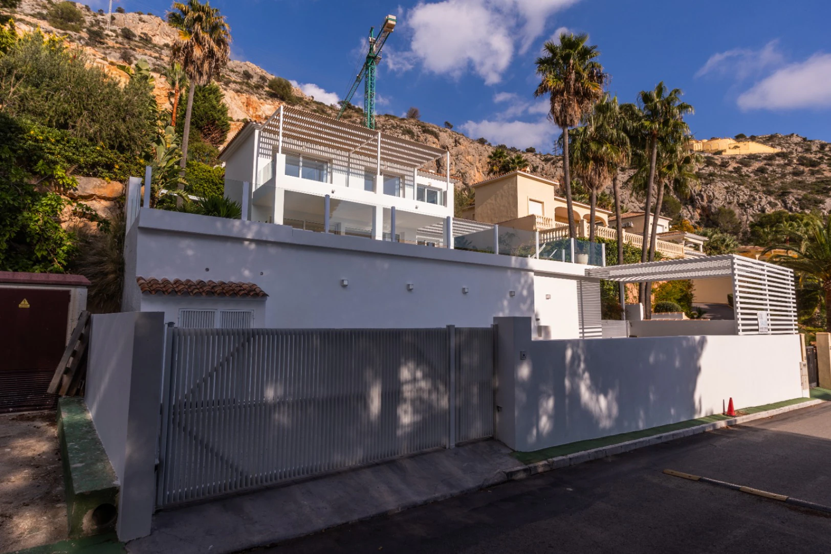 Exclusiva Villa Moderna con Vistas al Mar al Pie de la Sierra Bernia – Altea | 3 Dormitorios, Piscina y Vistas Panorámicas