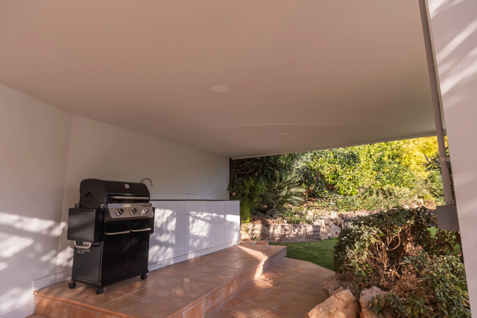Exclusiva Villa Moderna con Vistas al Mar al Pie de la Sierra Bernia – Altea | 3 Dormitorios, Piscina y Vistas Panorámicas