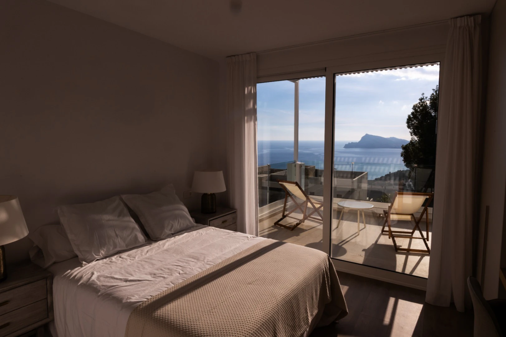 Exclusiva Villa Moderna con Vistas al Mar al Pie de la Sierra Bernia – Altea | 3 Dormitorios, Piscina y Vistas Panorámicas