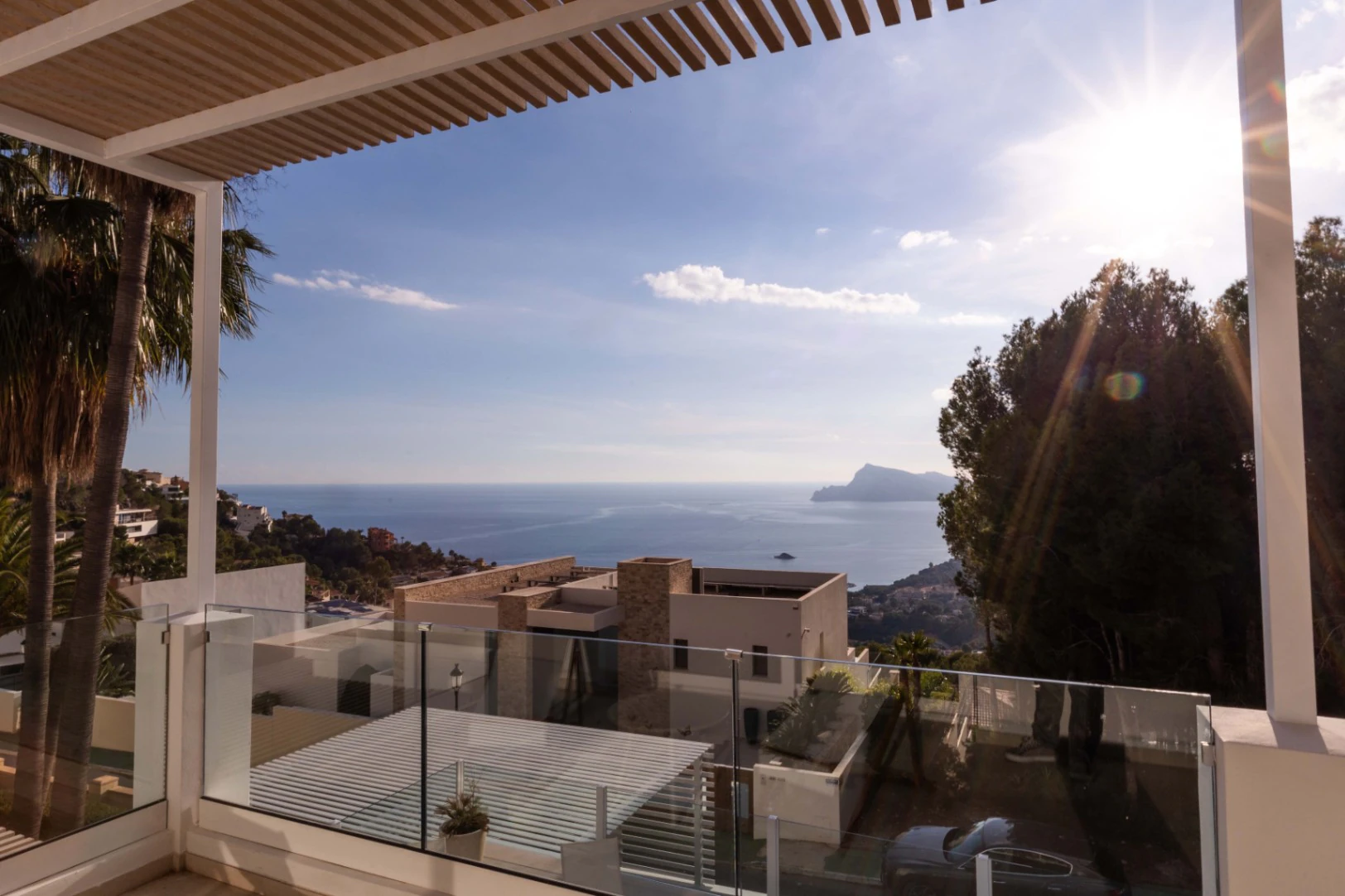 Exclusiva Villa Moderna con Vistas al Mar al Pie de la Sierra Bernia – Altea | 3 Dormitorios, Piscina y Vistas Panorámicas