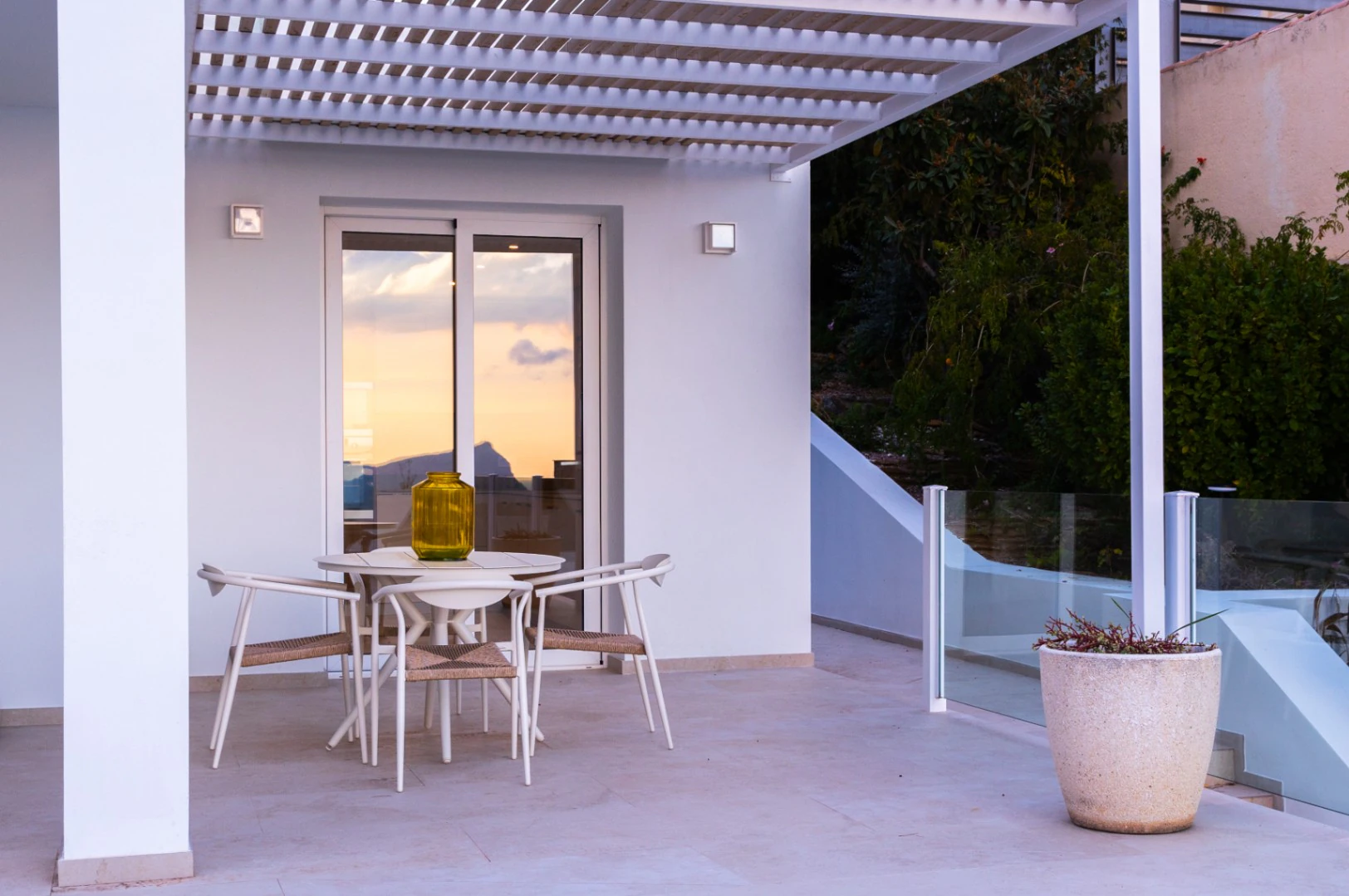 Exclusiva Villa Moderna con Vistas al Mar al Pie de la Sierra Bernia – Altea | 3 Dormitorios, Piscina y Vistas Panorámicas