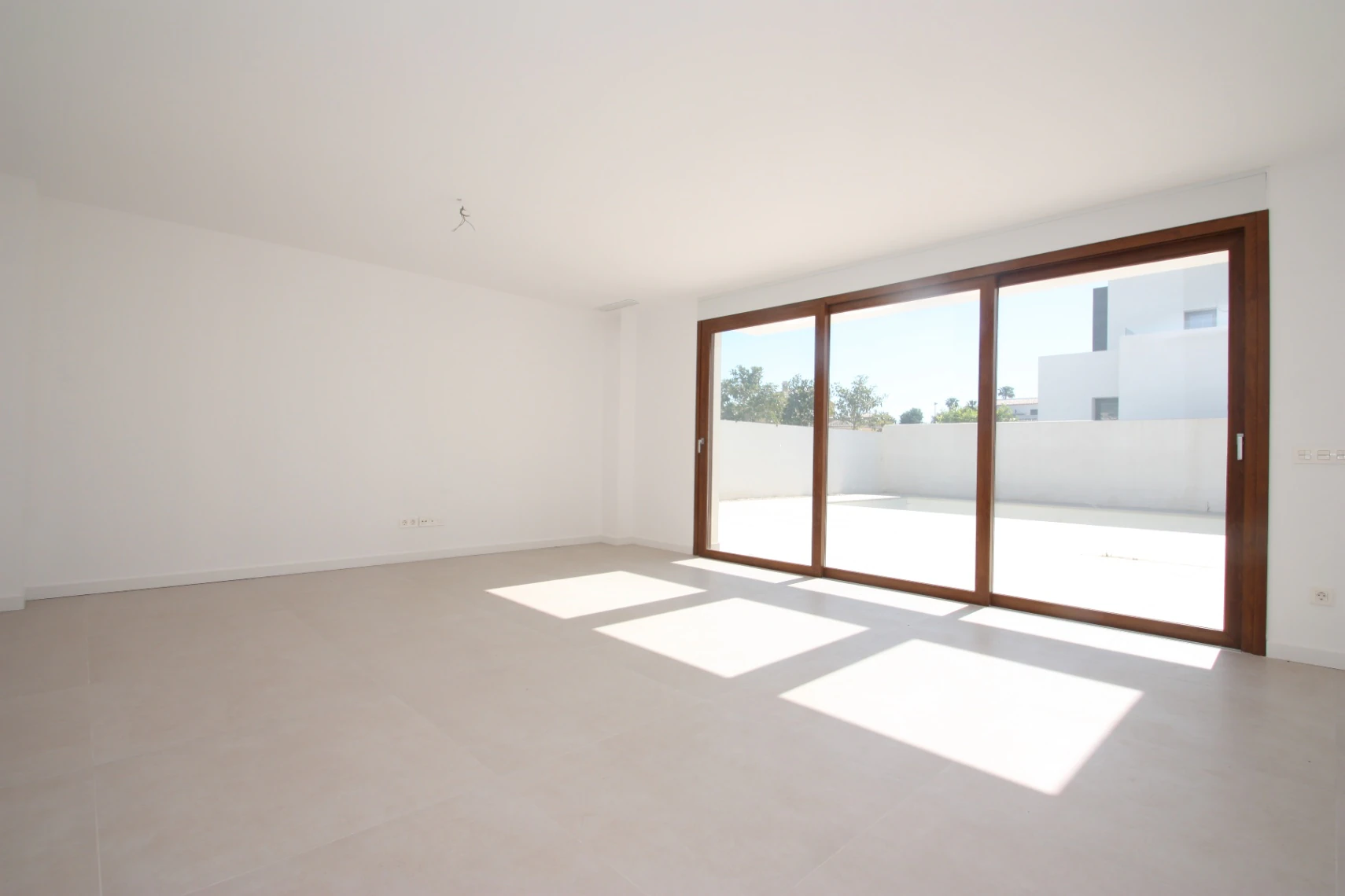 VILLA MODERNA DE 4 DORMITORIOS, CAMINANDO HASTA LA PLAYA DEL ARENAL, CALPE