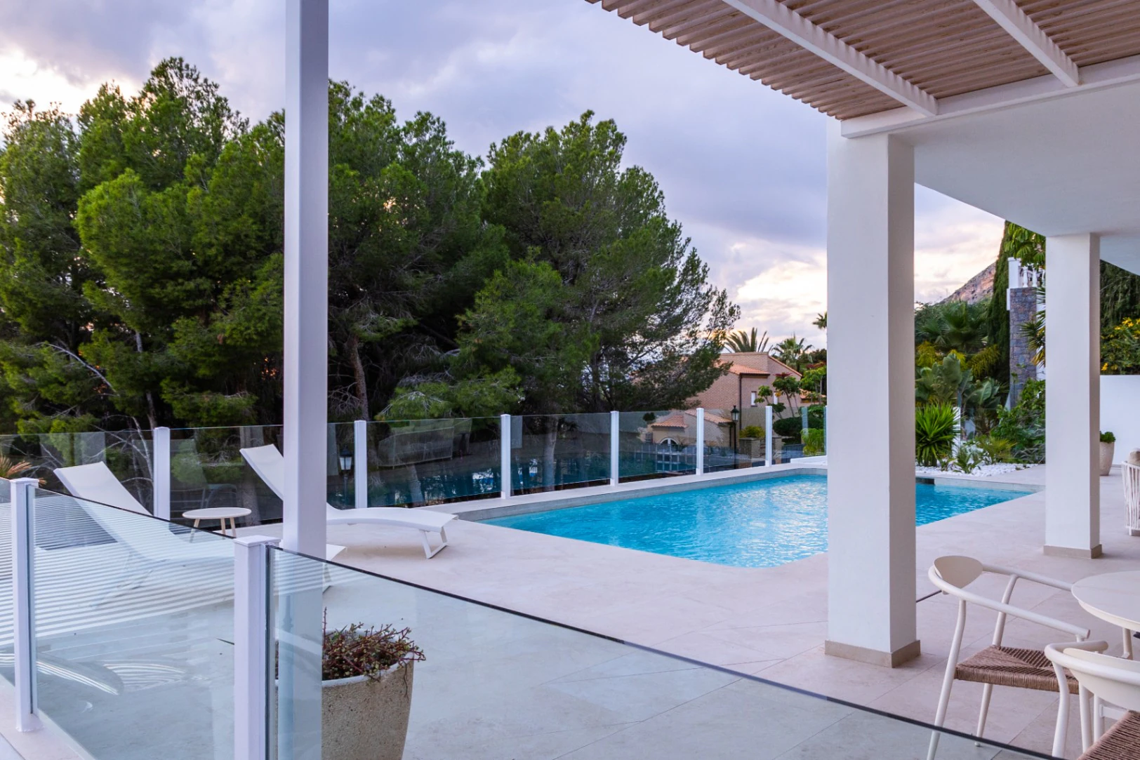 Exclusiva Villa Moderna con Vistas al Mar al Pie de la Sierra Bernia – Altea | 3 Dormitorios, Piscina y Vistas Panorámicas