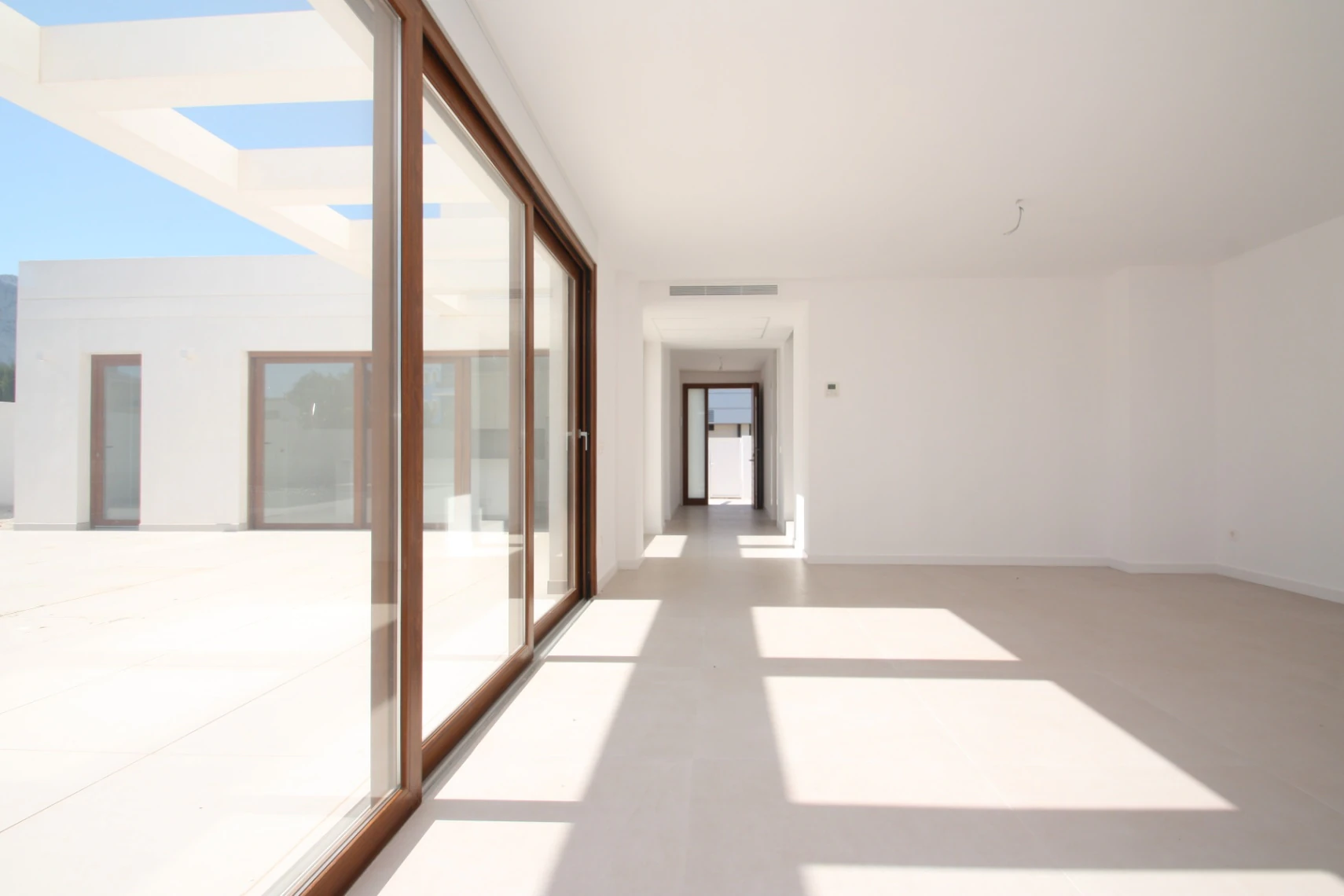 VILLA MODERNA DE 4 DORMITORIOS, CAMINANDO HASTA LA PLAYA DEL ARENAL, CALPE