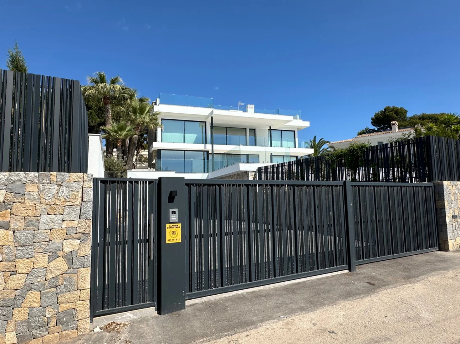 LUXUSVILLA IN CALPE 50 METER VOM MEER ENTFERNT MIT PRIVATEM POOL UND PANORAMABLICK