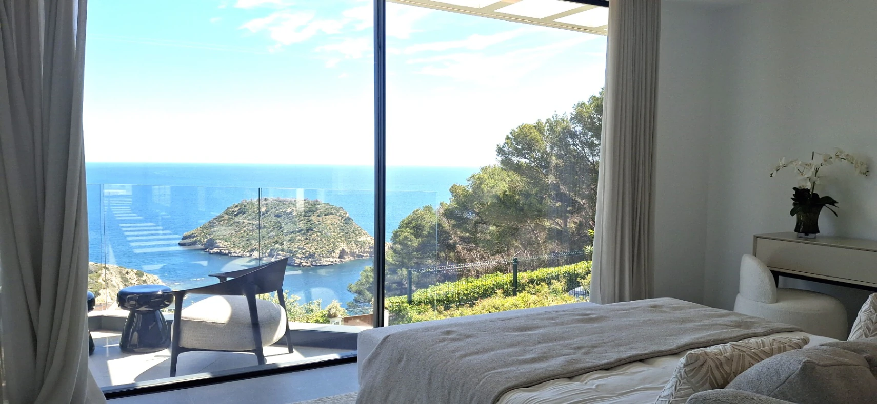 Elegance and Privacy in Jávea, Contemporary Villa with Mediterranean Views