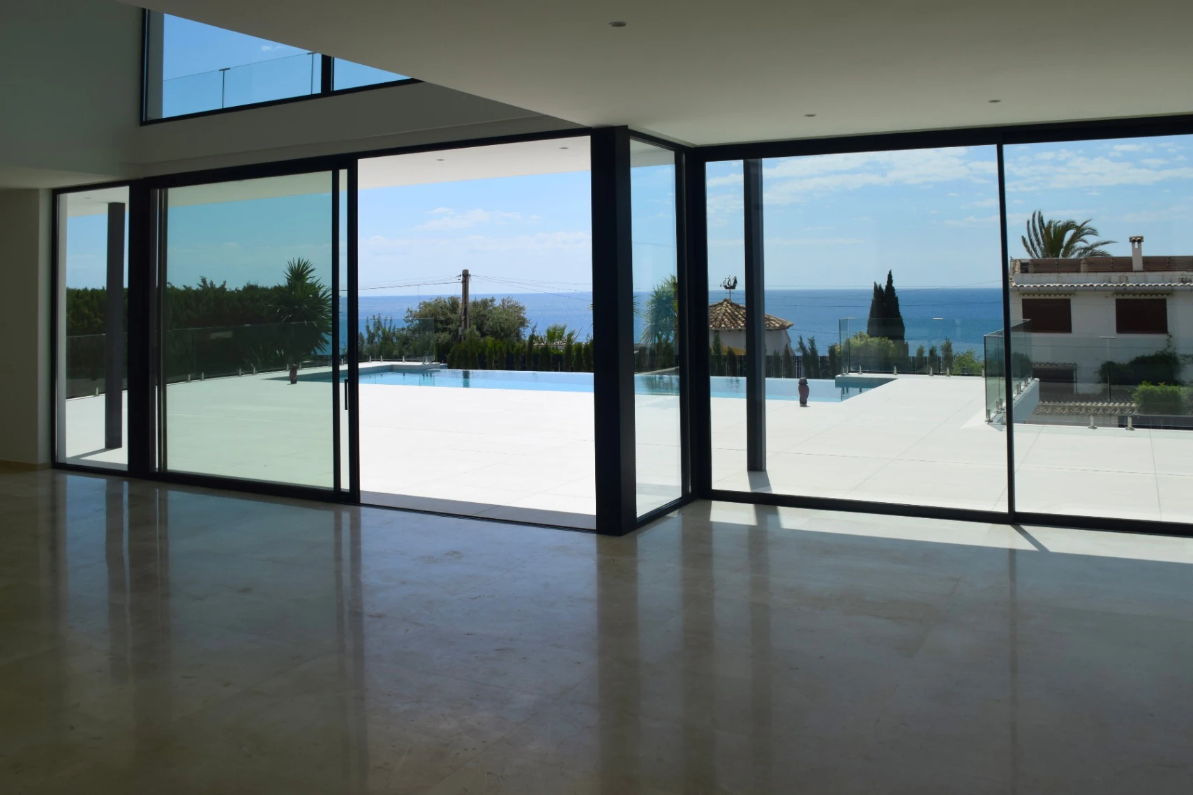 LUXUSVILLA IN CALPE 50 METER VOM MEER ENTFERNT MIT PRIVATEM POOL UND PANORAMABLICK