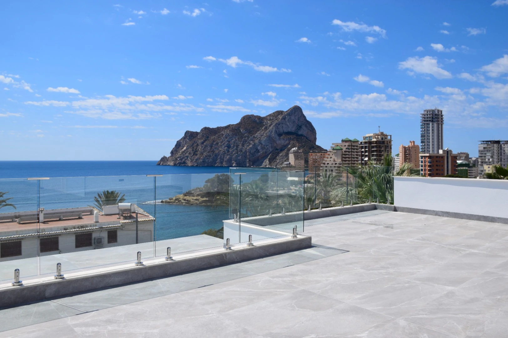 LUXUSVILLA IN CALPE 50 METER VOM MEER ENTFERNT MIT PRIVATEM POOL UND PANORAMABLICK