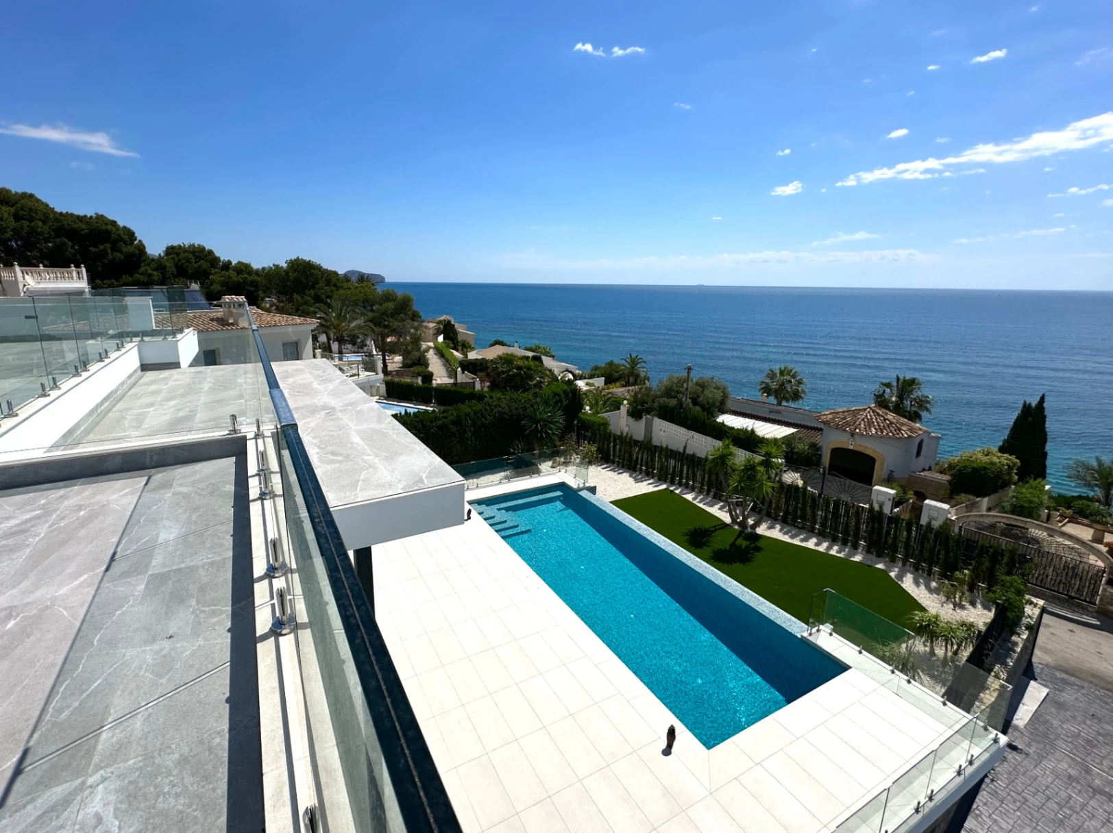 LUXUSVILLA IN CALPE 50 METER VOM MEER ENTFERNT MIT PRIVATEM POOL UND PANORAMABLICK