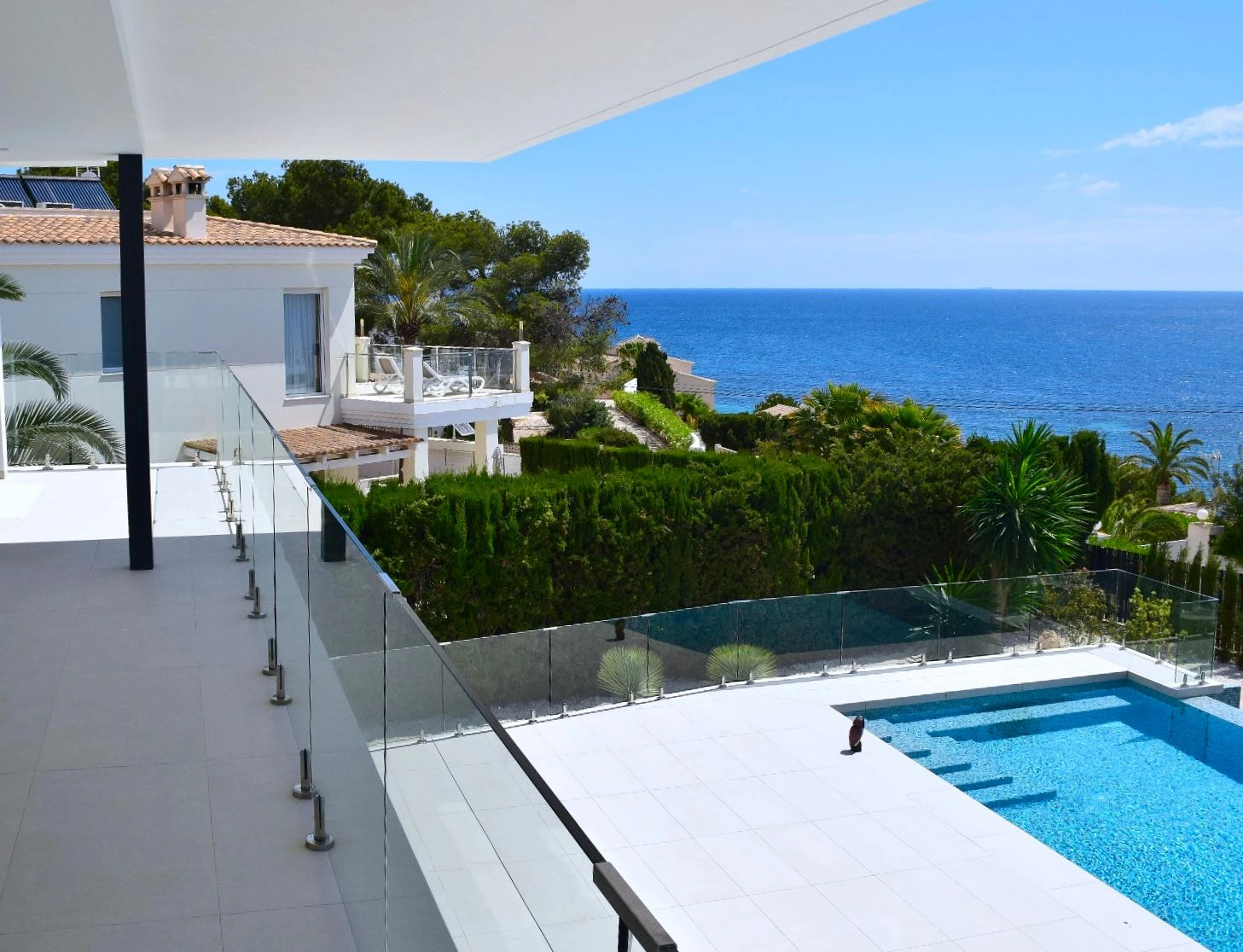 LUXUSVILLA IN CALPE 50 METER VOM MEER ENTFERNT MIT PRIVATEM POOL UND PANORAMABLICK