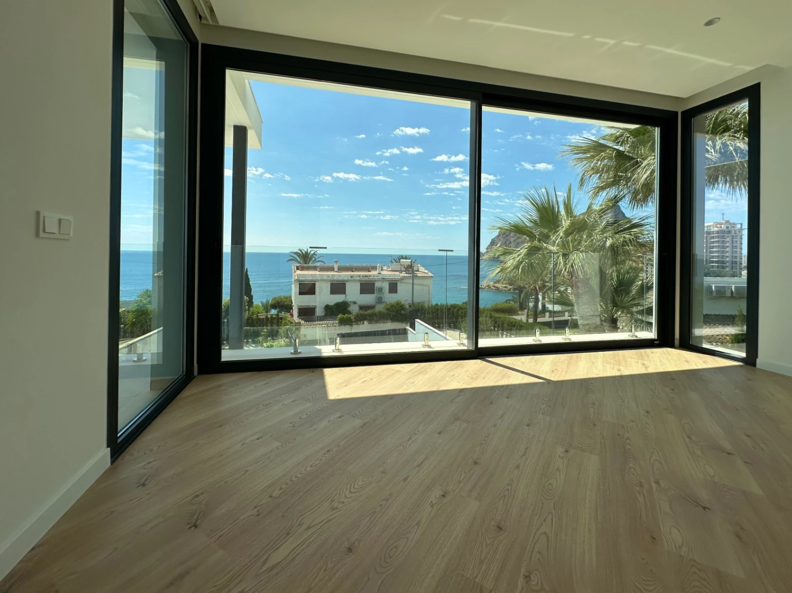 LUXUSVILLA IN CALPE 50 METER VOM MEER ENTFERNT MIT PRIVATEM POOL UND PANORAMABLICK