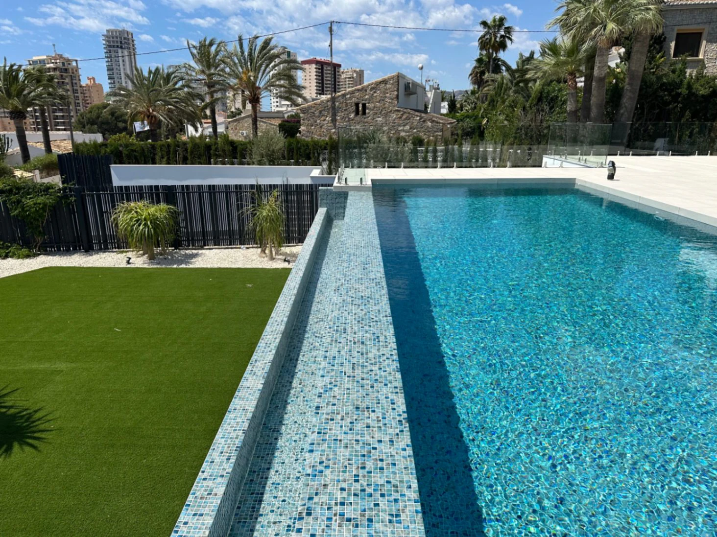 LUXUSVILLA IN CALPE 50 METER VOM MEER ENTFERNT MIT PRIVATEM POOL UND PANORAMABLICK