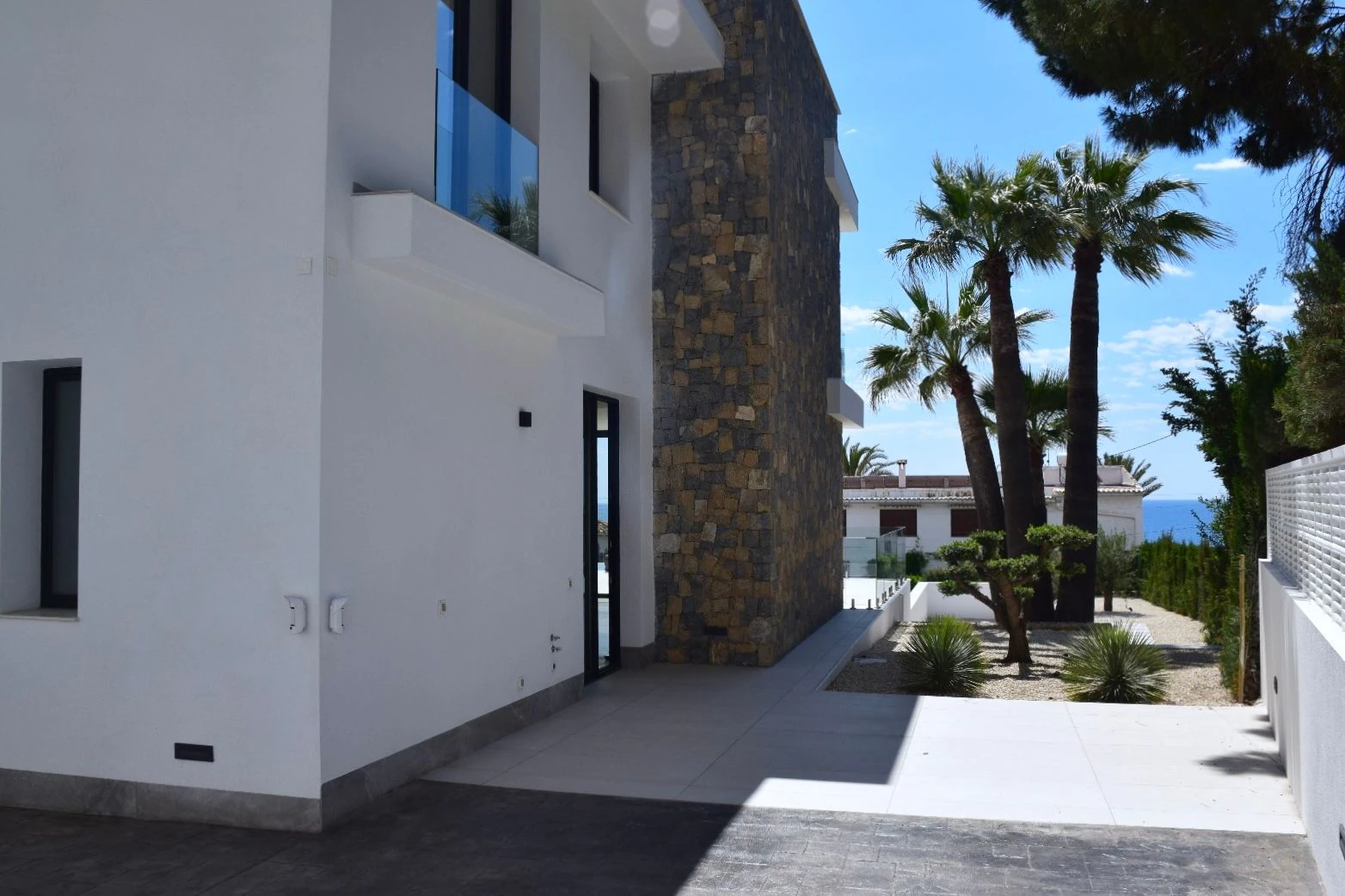LUXUSVILLA IN CALPE 50 METER VOM MEER ENTFERNT MIT PRIVATEM POOL UND PANORAMABLICK