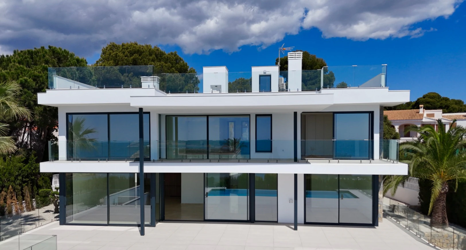 LUXUSVILLA IN CALPE 50 METER VOM MEER ENTFERNT MIT PRIVATEM POOL UND PANORAMABLICK