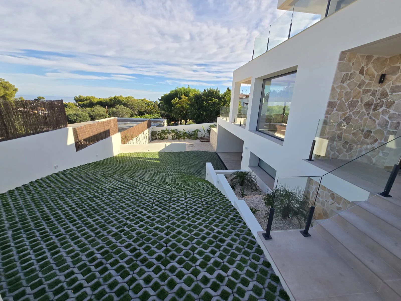 Villa de Lujo Contemporánea con Vistas Panorámicas al Mar y Exclusiva Zona Wellness