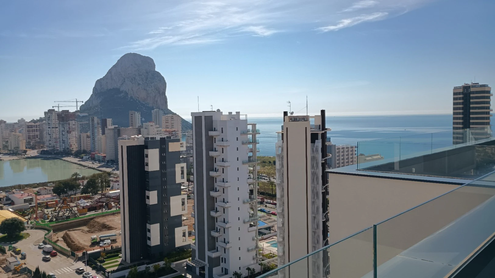 Vive el Mediterráneo: Ático con solárium privado y vistas al mar en Calpe