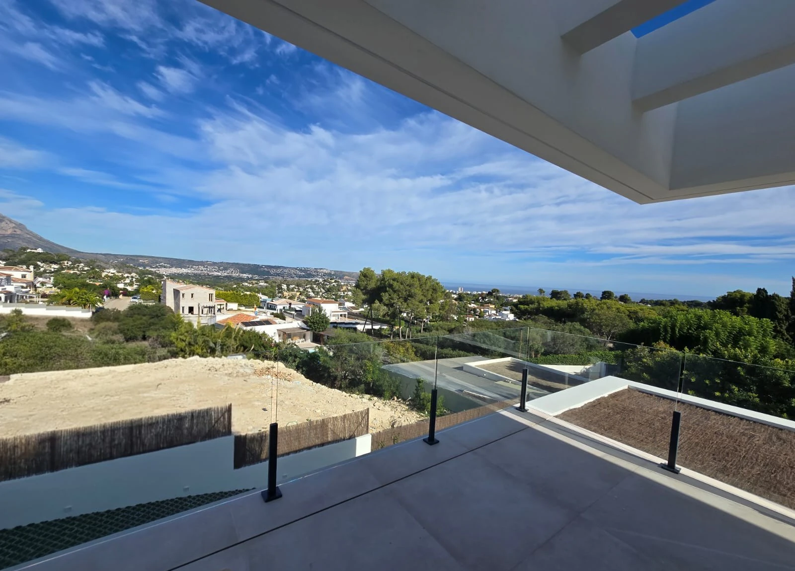 Villa de Lujo Contemporánea con Vistas Panorámicas al Mar y Exclusiva Zona Wellness