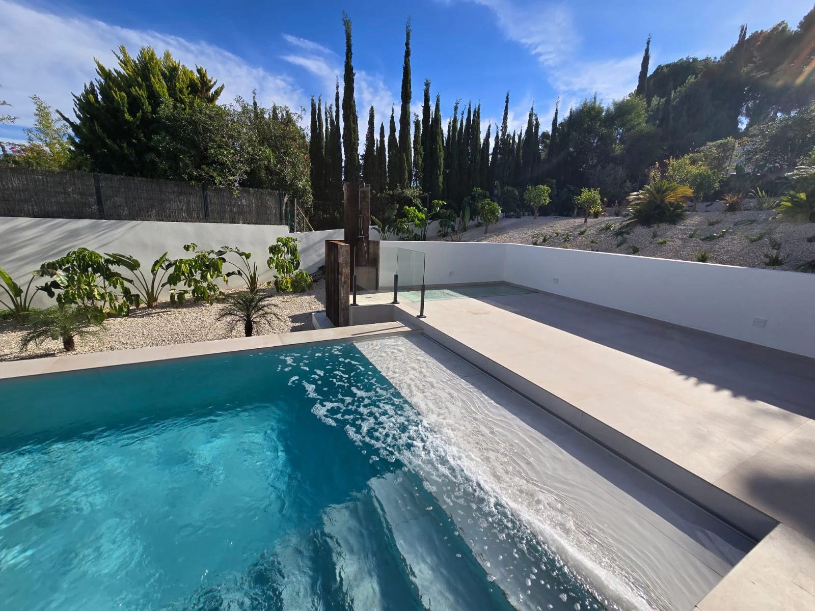 Villa de Lujo Contemporánea con Vistas Panorámicas al Mar y Exclusiva Zona Wellness