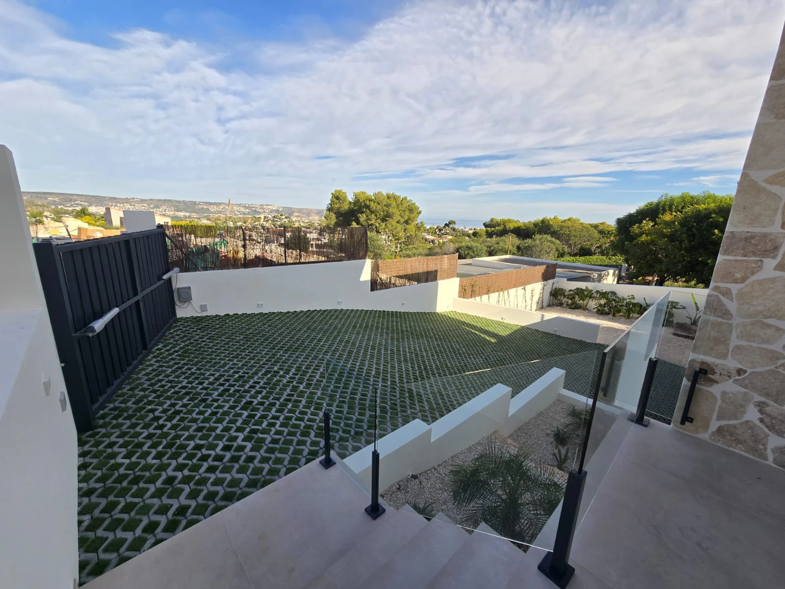 Villa de Lujo Contemporánea con Vistas Panorámicas al Mar y Exclusiva Zona Wellness