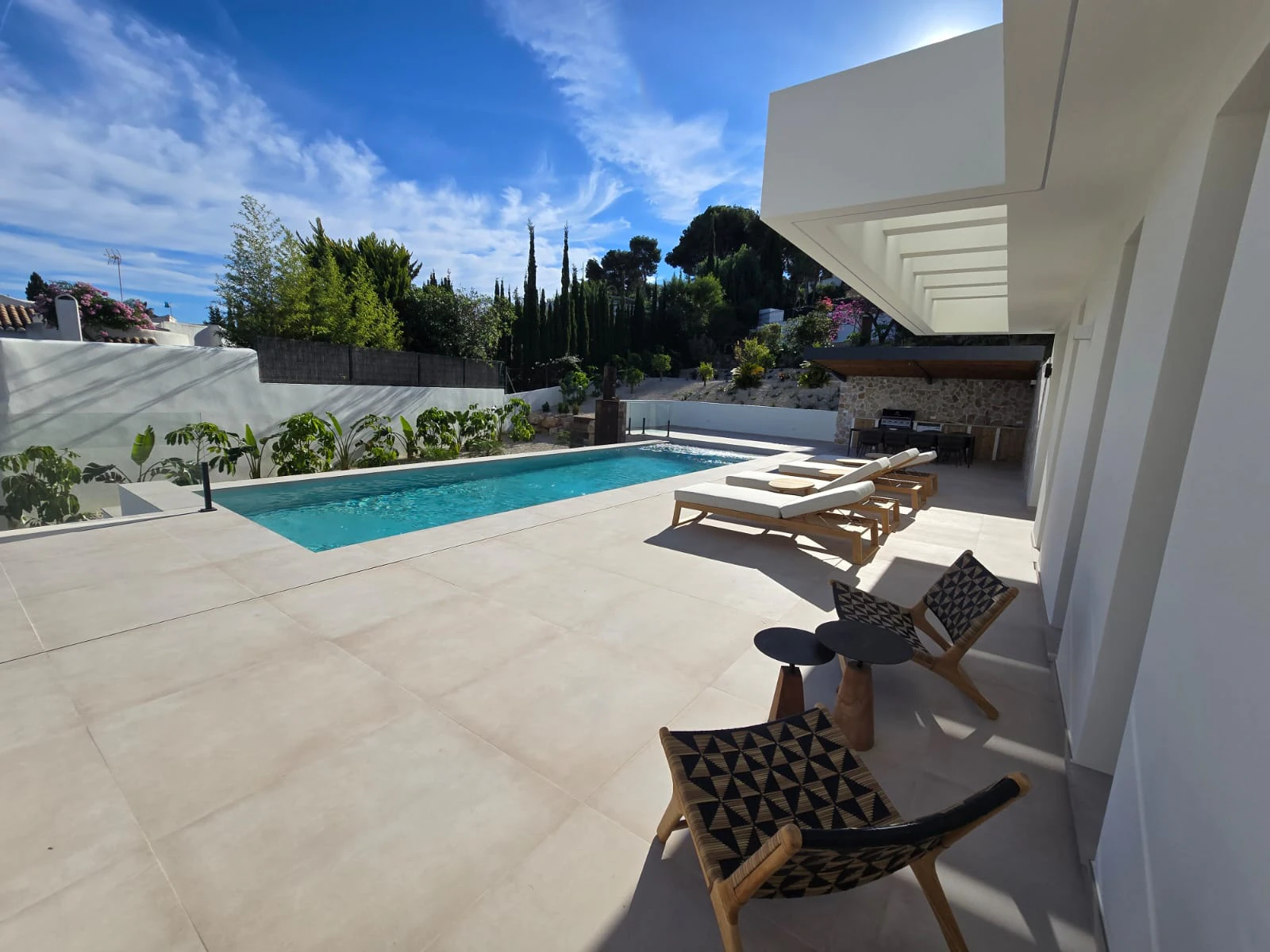 Villa de Lujo Contemporánea con Vistas Panorámicas al Mar y Exclusiva Zona Wellness