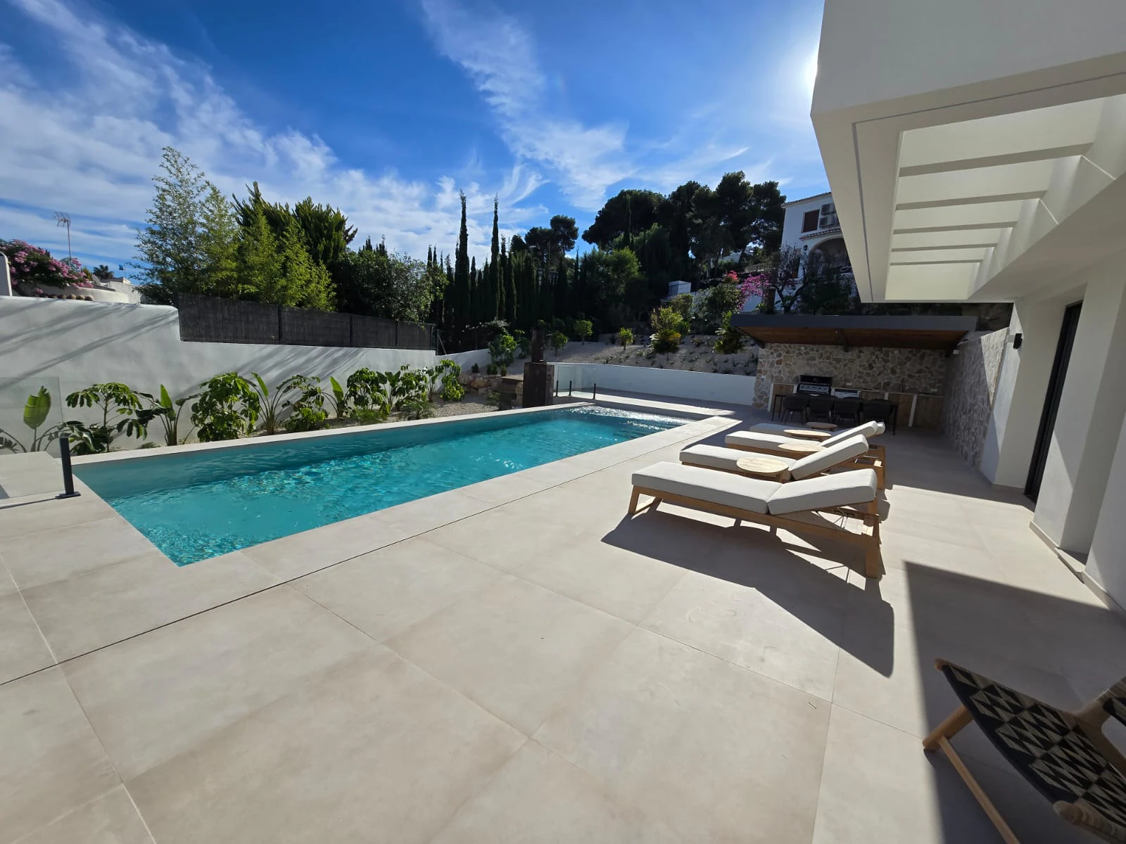 Villa de Lujo Contemporánea con Vistas Panorámicas al Mar y Exclusiva Zona Wellness