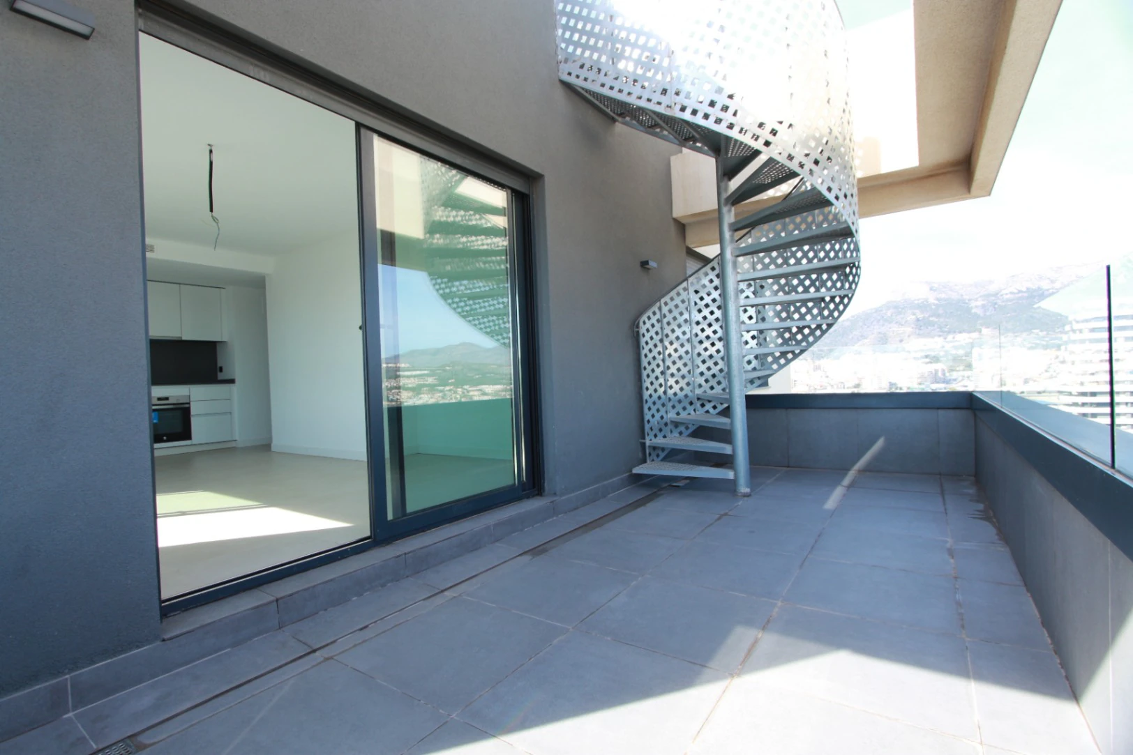 Vive el Mediterráneo: Ático con solárium privado y vistas al mar en Calpe
