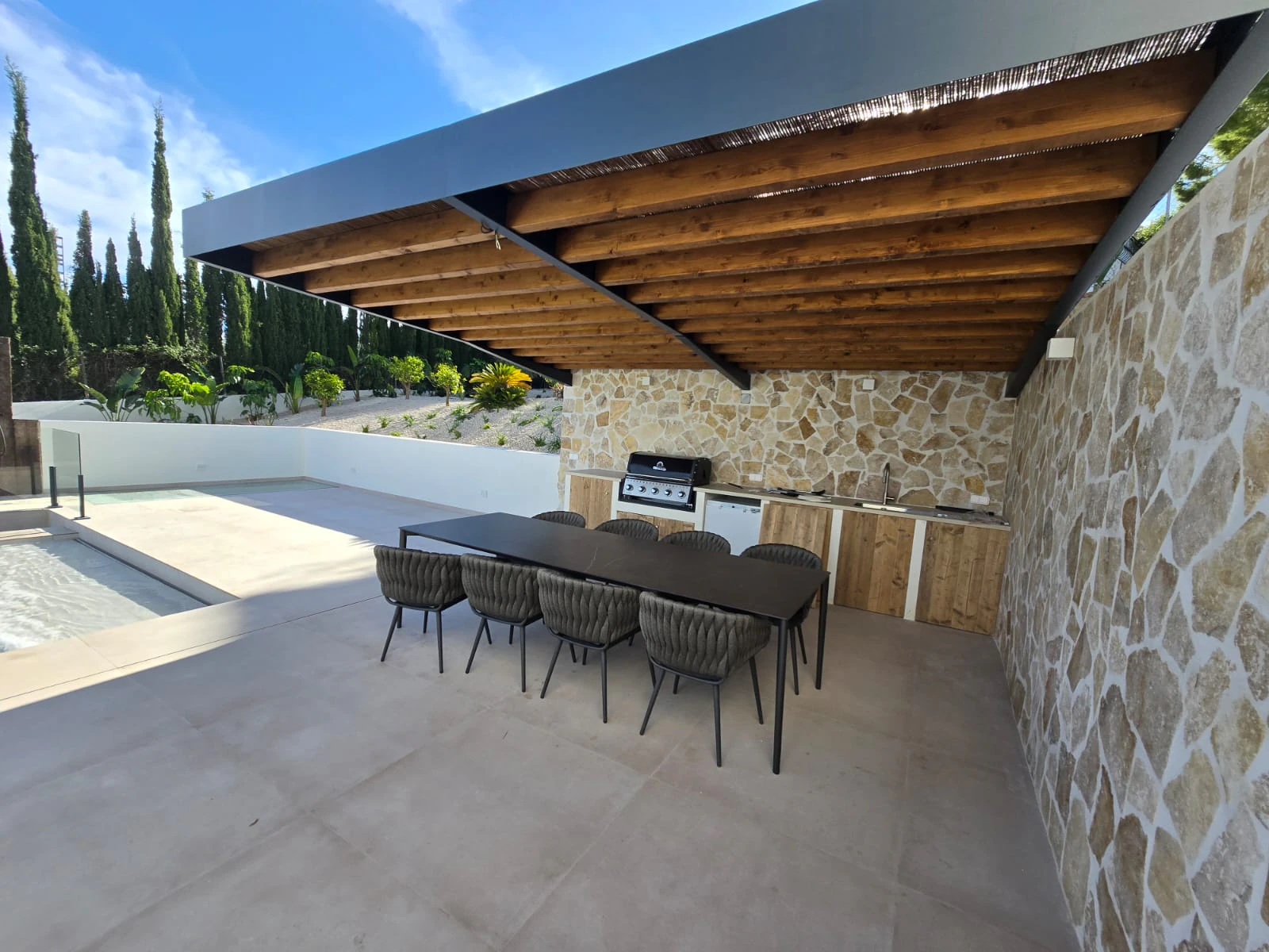 Villa de Lujo Contemporánea con Vistas Panorámicas al Mar y Exclusiva Zona Wellness