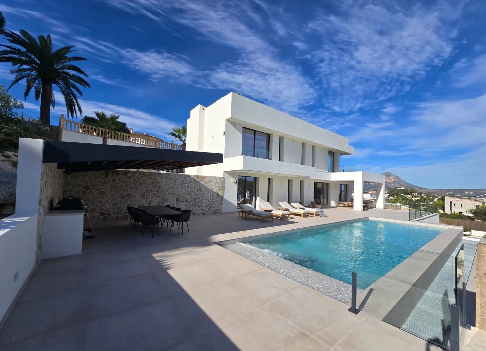 Villa de Lujo Contemporánea con Vistas Panorámicas al Mar y Exclusiva Zona Wellness