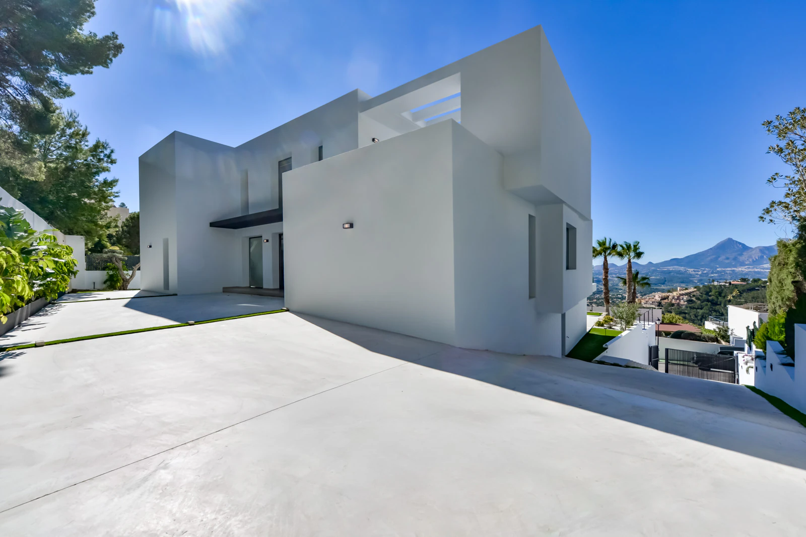 Villa contemporánea única en Altea con vistas al mar, terrazas tipo spa y acabados premium