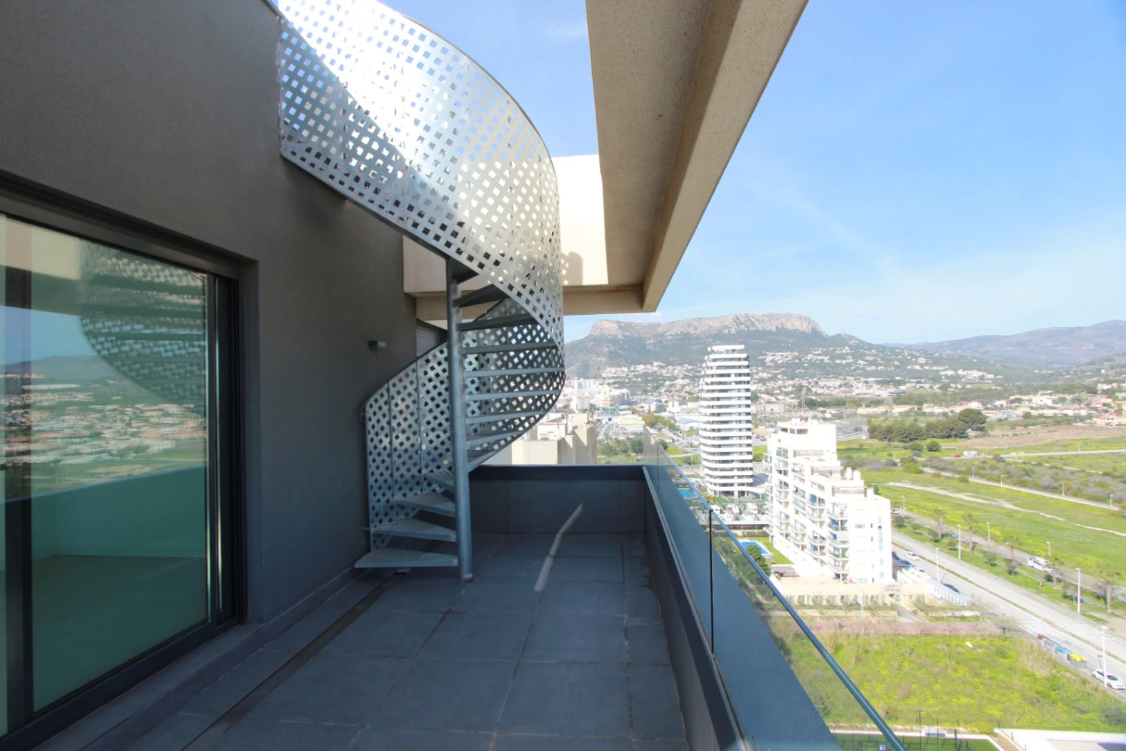 Vive el Mediterráneo: Ático con solárium privado y vistas al mar en Calpe