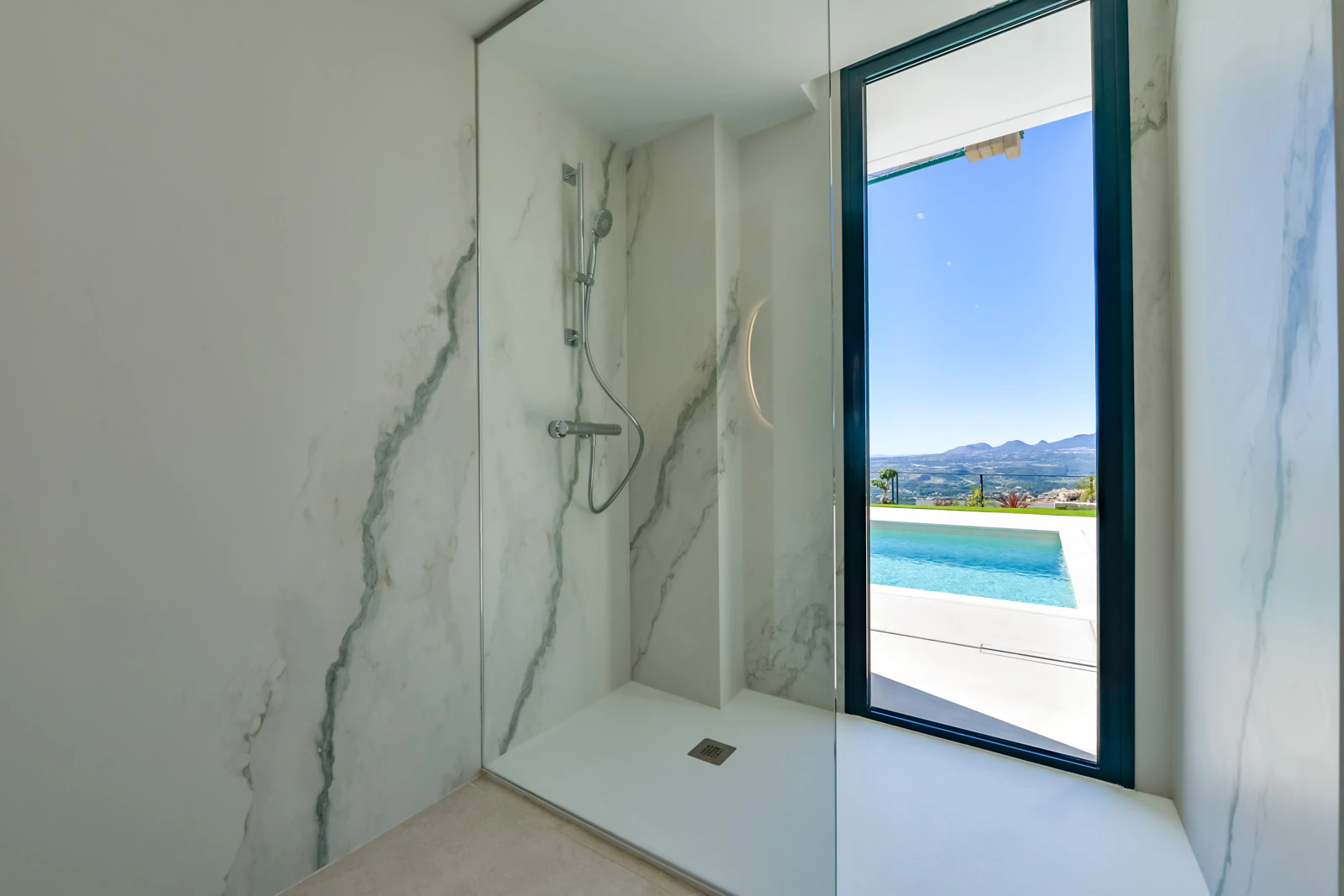 Villa contemporánea única en Altea con vistas al mar, terrazas tipo spa y acabados premium