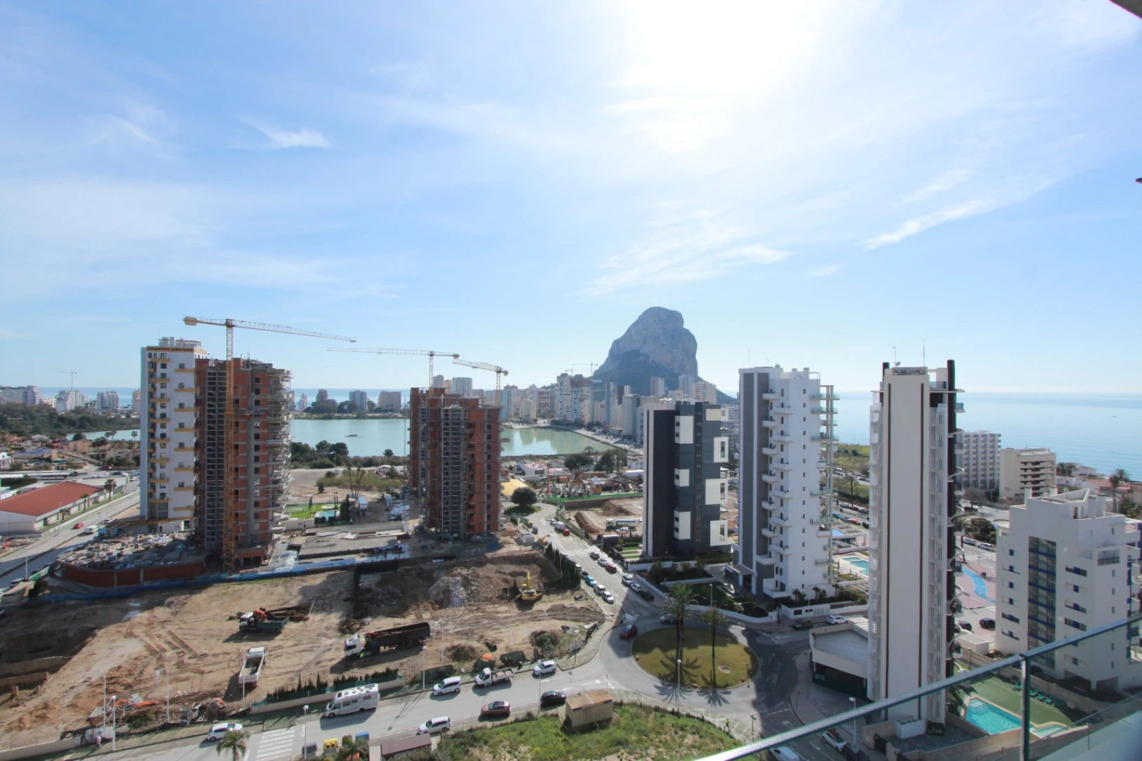Vive el Mediterráneo: Ático con solárium privado y vistas al mar en Calpe