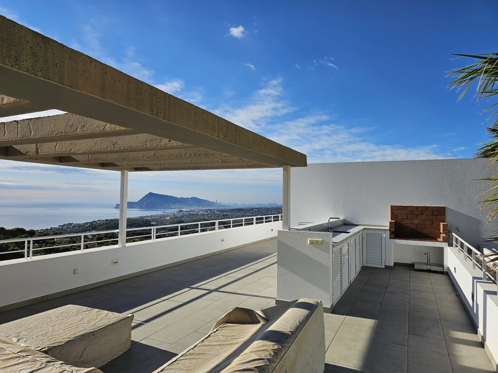 Villa de lujo con espectaculares vistas panorámicas al mar y a la montaña a la venta en Altea.