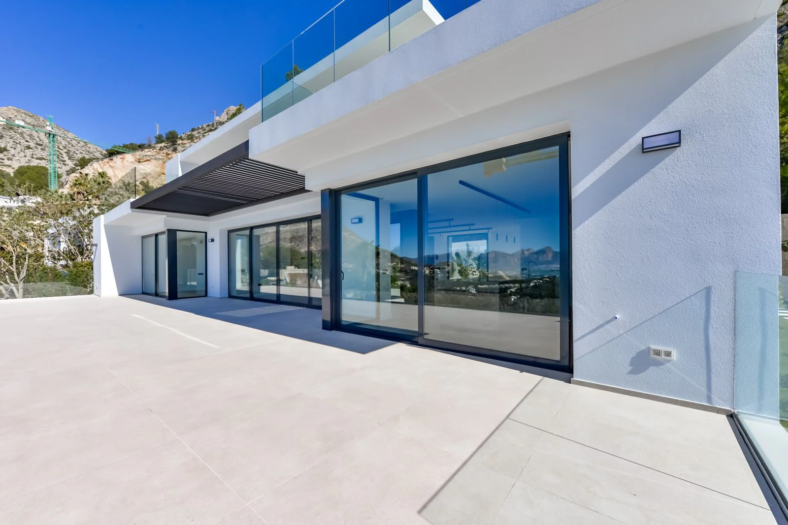 Villa contemporánea única en Altea con vistas al mar, terrazas tipo spa y acabados premium