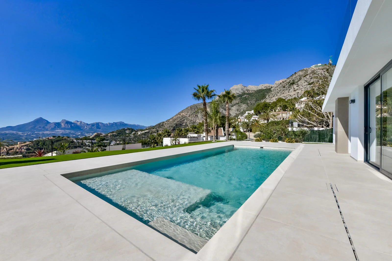 Villa contemporánea única en Altea con vistas al mar, terrazas tipo spa y acabados premium