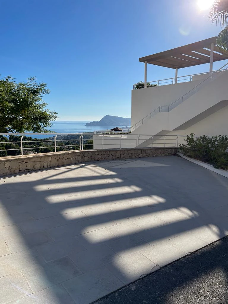 Villa de lujo con espectaculares vistas panorámicas al mar y a la montaña a la venta en Altea.
