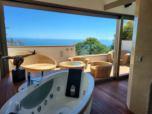 Villa Panorámica Mediterránea en Moraira – Donde la Elegancia se Encuentra con la Serenidad