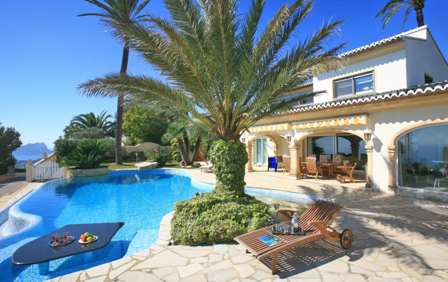 Villa Panorámica Mediterránea en Moraira – Donde la Elegancia se Encuentra con la Serenidad