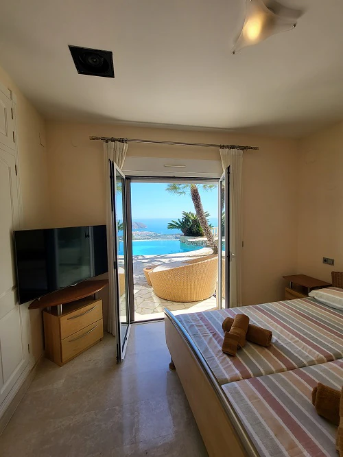 Villa Panorámica Mediterránea en Moraira – Donde la Elegancia se Encuentra con la Serenidad