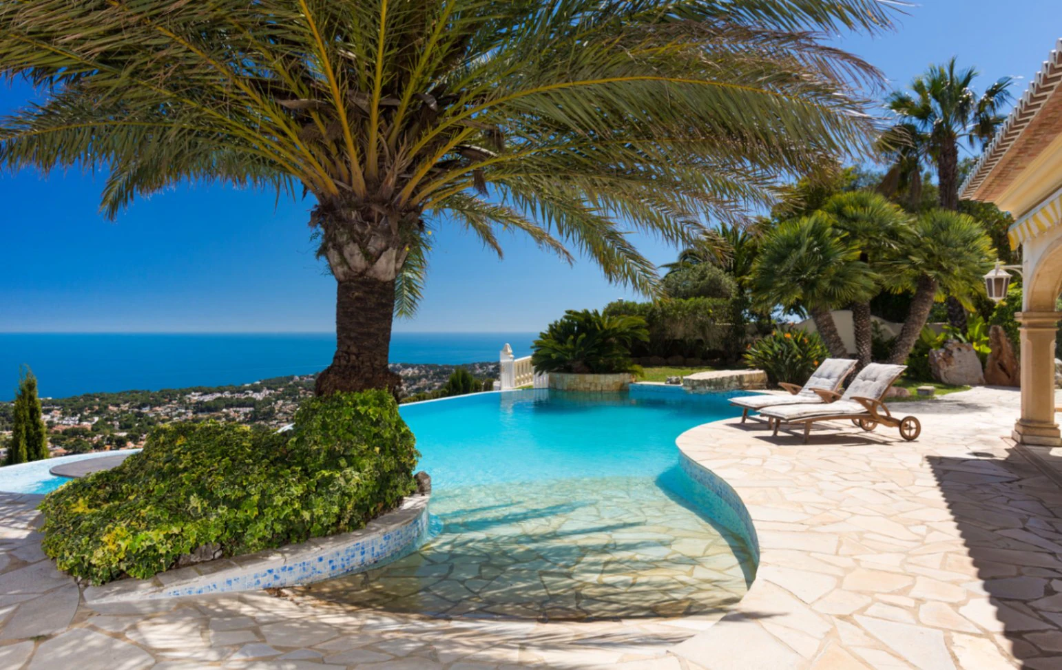 Villa Panorámica Mediterránea en Moraira – Donde la Elegancia se Encuentra con la Serenidad