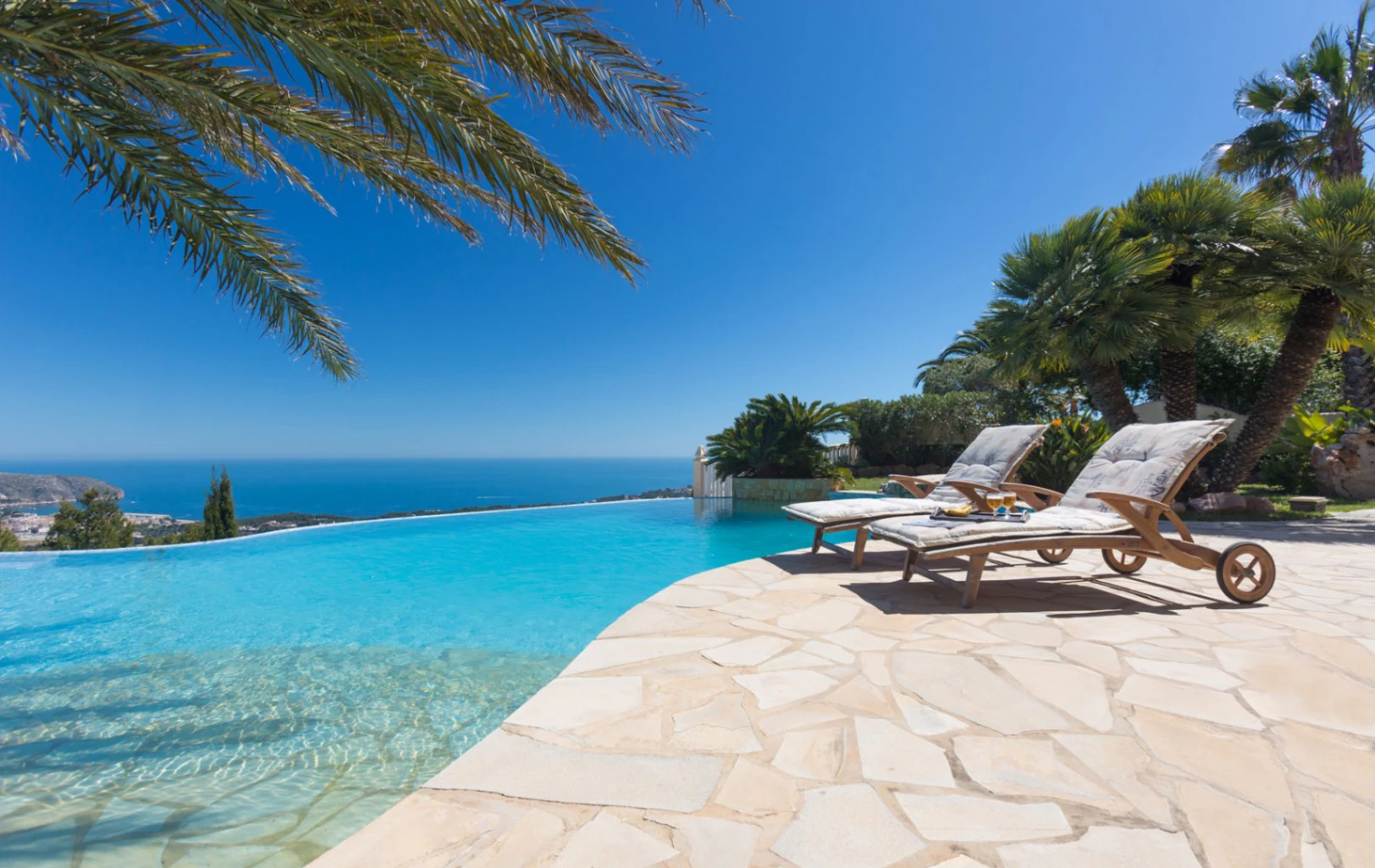 Villa Panorámica Mediterránea en Moraira – Donde la Elegancia se Encuentra con la Serenidad