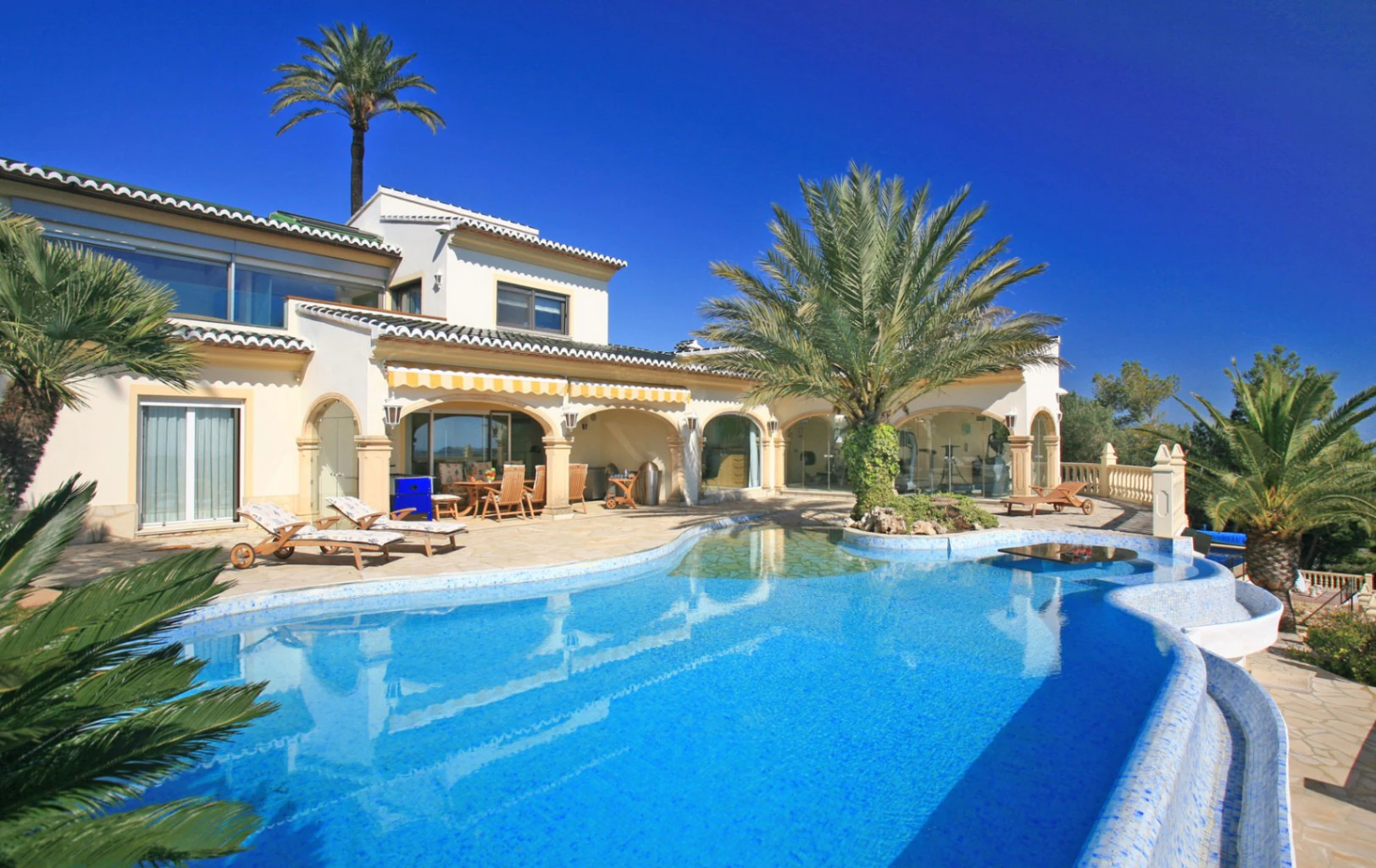 Villa Panorámica Mediterránea en Moraira – Donde la Elegancia se Encuentra con la Serenidad