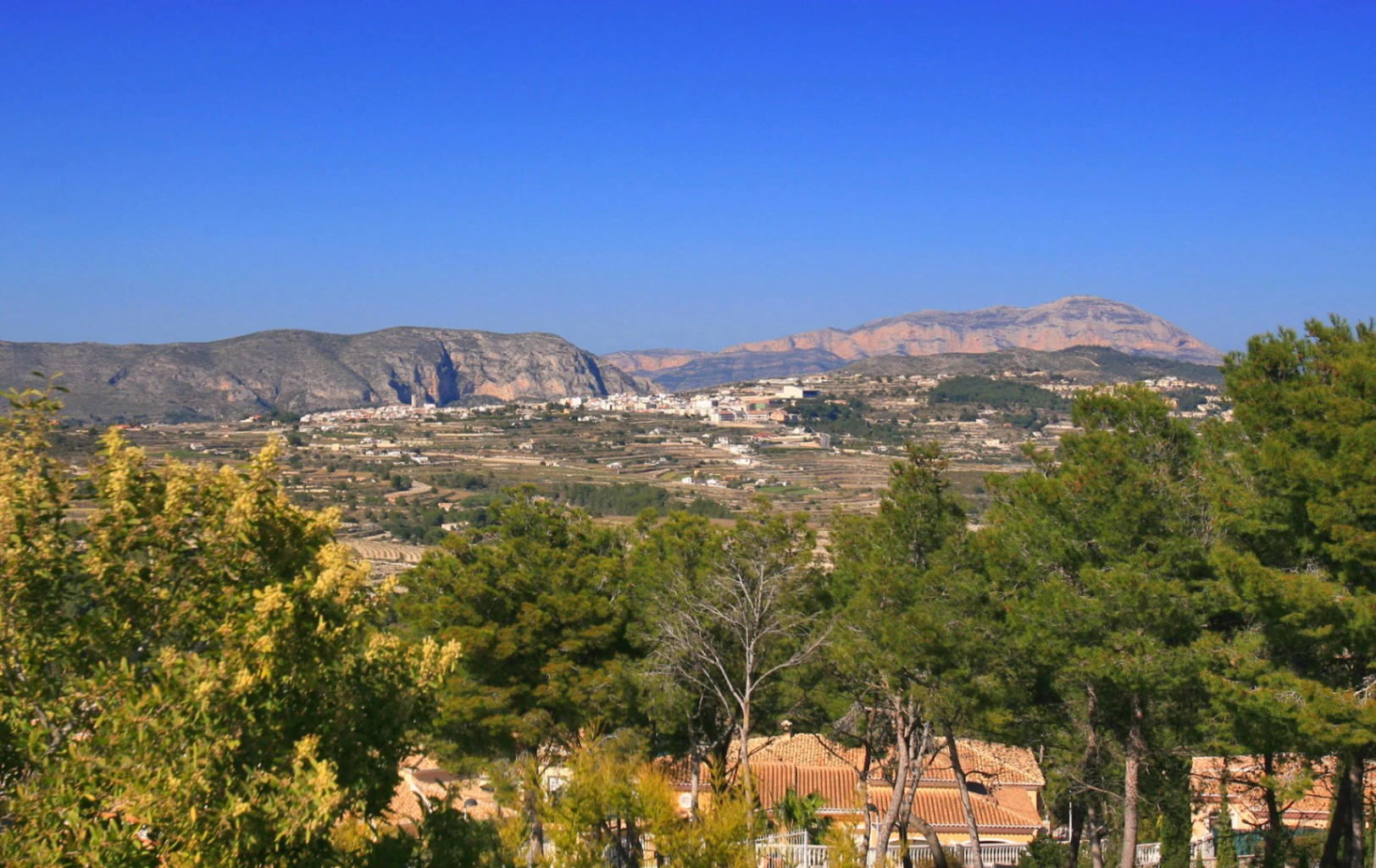 Villa Panorámica Mediterránea en Moraira – Donde la Elegancia se Encuentra con la Serenidad