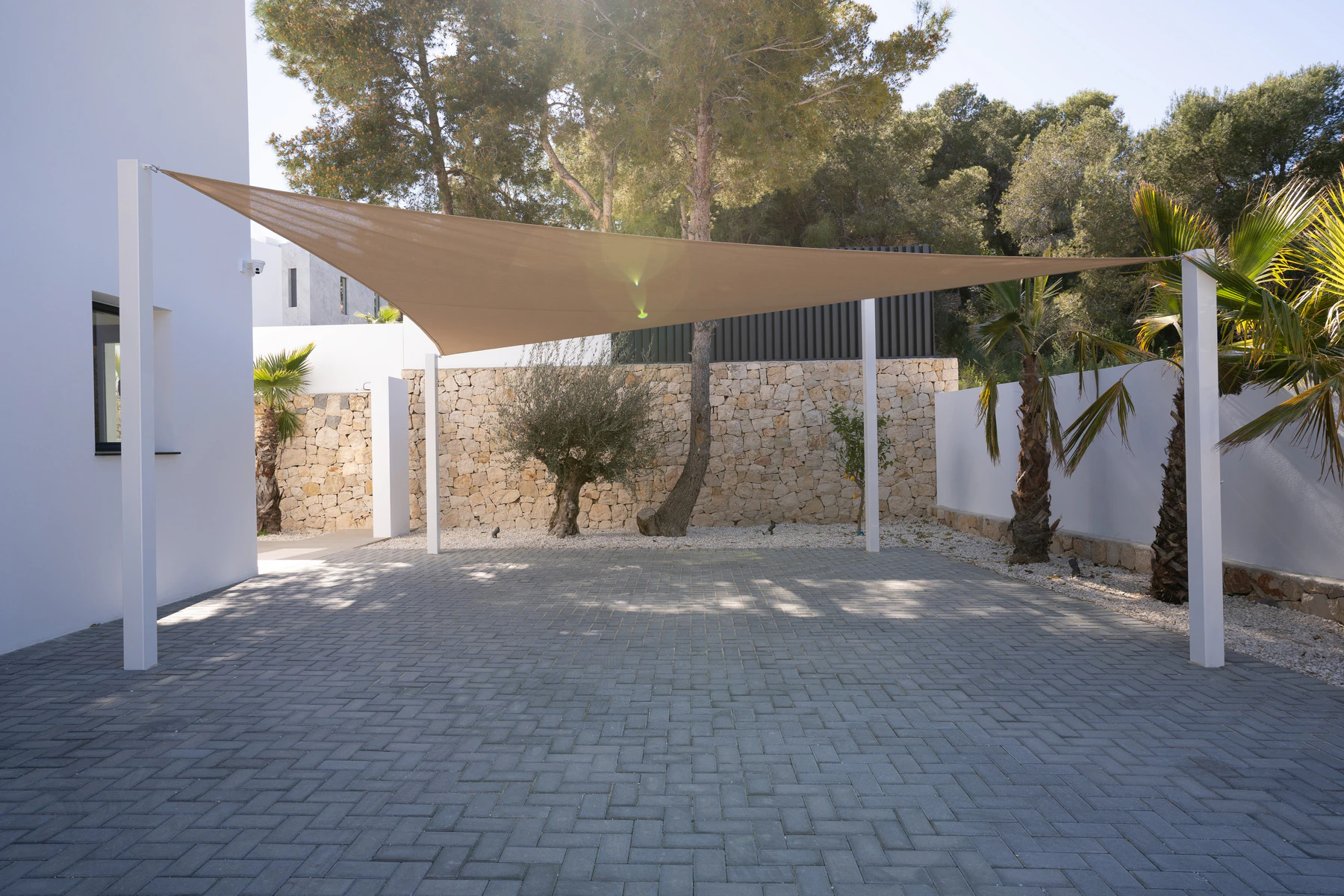 À MORAIRA, NOUS TROUVONS CETTE VILLA SPACIEUSE ET MODERNE AVEC VUE SUR LA MER